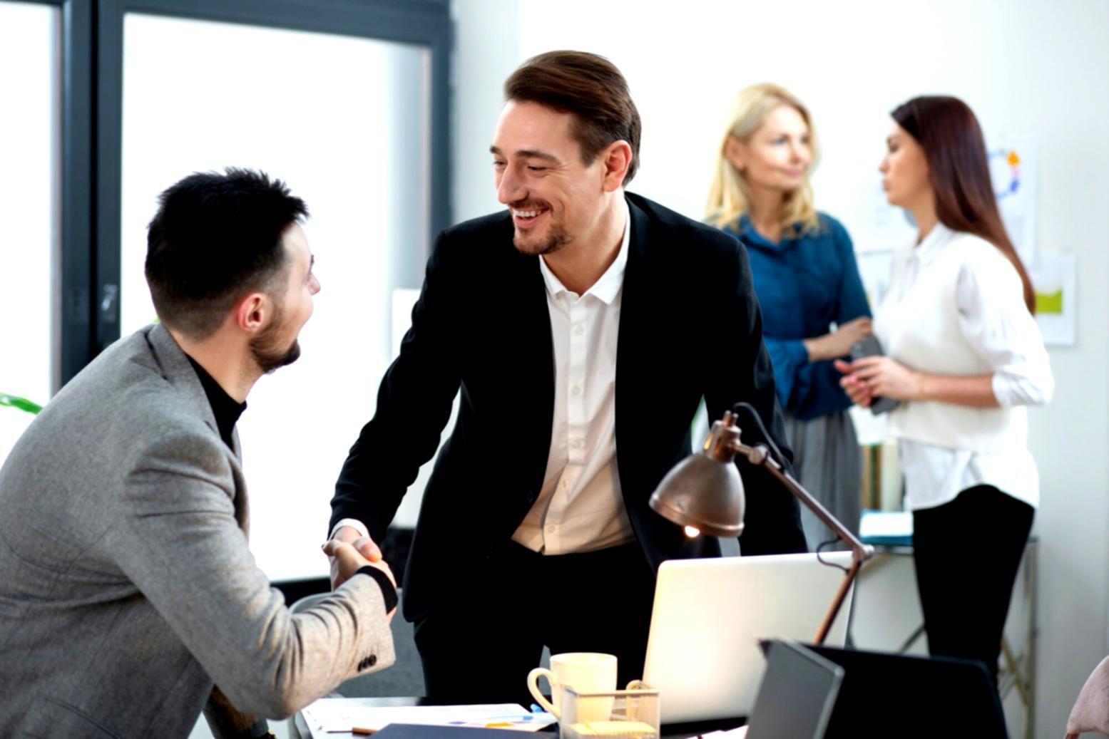 Gruppe von Finanzanalysten bei einer kollaborativen Lernsession